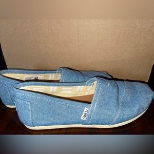 Toms Casual Shoes. Size 8 Denim (Blue)